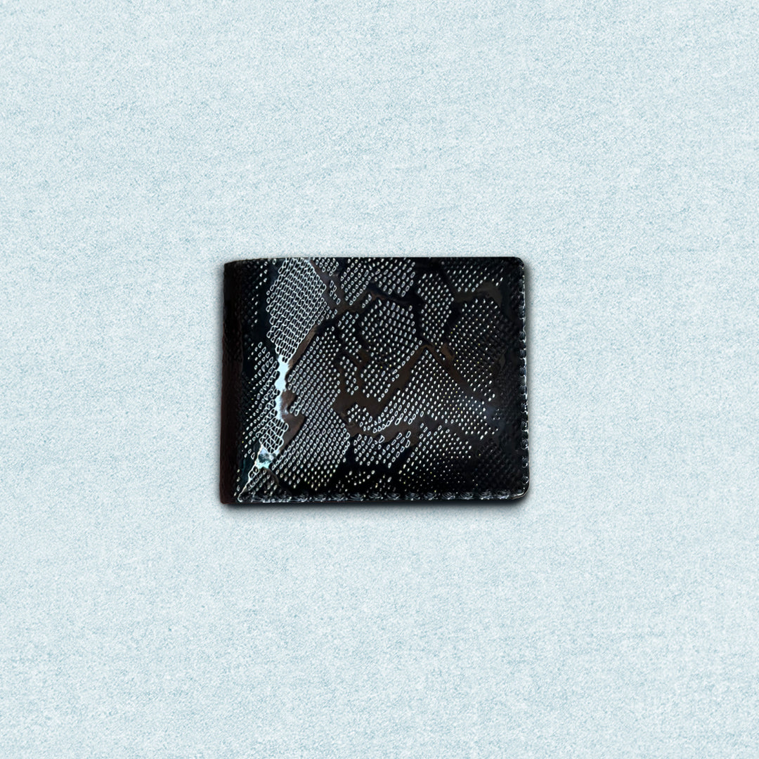 Dark Python Black Wallet – men’s hand-stitched black cow-leather bifold with embossed python texture
Men’s black leather bifold wallet with python-pattern texture, hand-stitched, 8 card slots and 1 cash slot – for men in Pakistan.